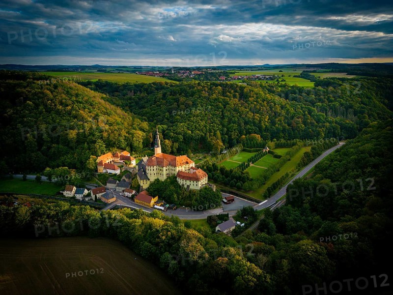 Weesenstein Castle rises on a rocky outcrop of nodular mica schist with quartzite inclusions above the valley of the Müglitz about 3 km south of Dohna in the district of Weesenstein in the municipality of Müglitztal