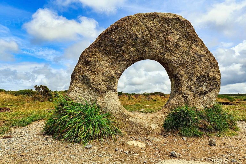 Mên-an-Tol, Men an Tol, view through perforated stone in a field, Bronze Age megalith, Penzance, Cornwall, England, Great Britain