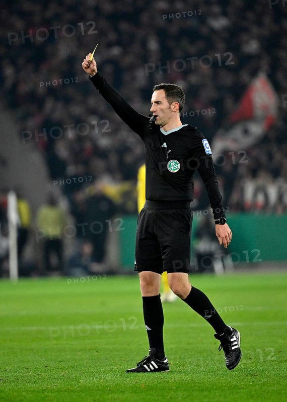 Referee Referee Benjamin Brand shows yellow card, yellow, warning, gesture, gesture, DFB Cup, MHPArena, MHP Arena Stuttgart, Baden-Württemberg, Germany, Europe