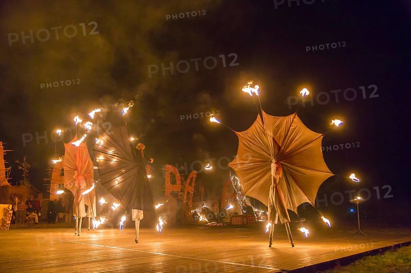 Grand finale of the travelling theatre festival on the Elbe meadows