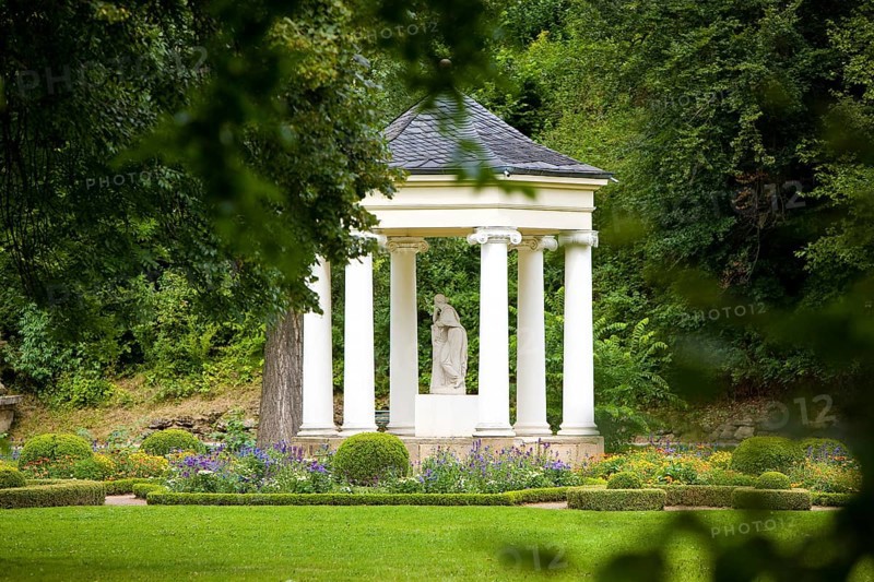 Tiefurt is the former place of the muses of Weimar court society. From 1781, the rural estate was the summer residence of Duchess Anna Amalia of Saxe-Weimar and Eisenach