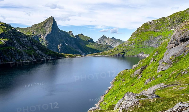 Lake Tennesvatnet and mountain landscape with rocky pointed peaks, Hermannsdalstinden mountain in the back, Moskenesoya, Lofoten, Nordland, Norway, Europe