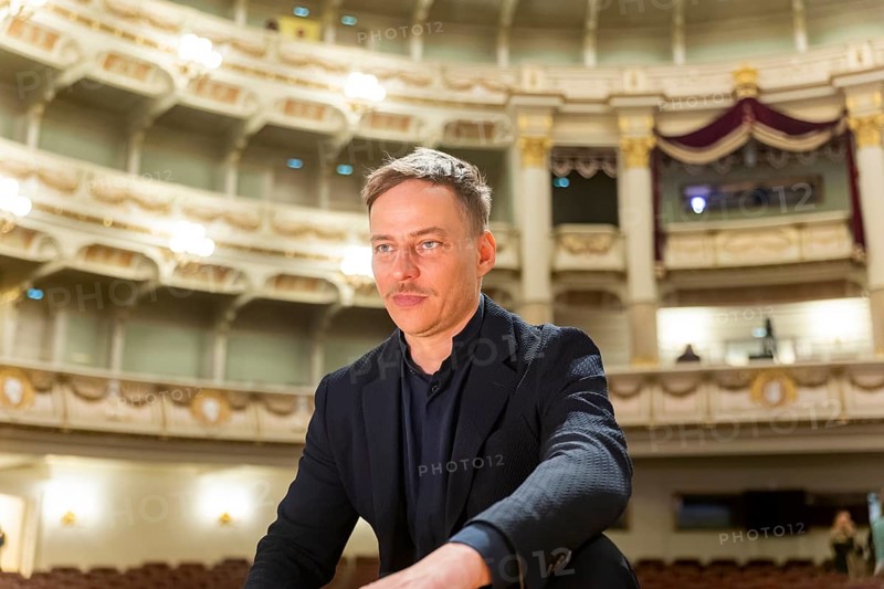 SemperOperaball is back! After a three-year break due to the pandemic, the Semper Opera will open its doors again on 23 February 2024 for the most beautiful night of the year . The ball will be hosted by Game of Thrones star Tom Wlaschiha