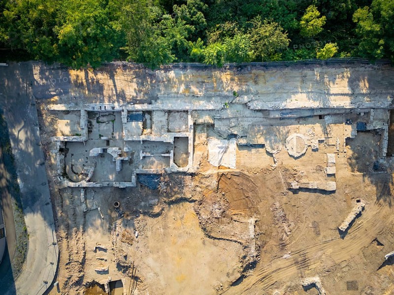 Since mid-June, a 9-strong team from the Saxony State Office for Archaeology has been investigating the areas next to the demolished Robotron building that remained undeveloped after 1945. This measure has become necessary because a new residential area with underground car parks is being built here and the construction work for the new buildings would irretrievably destroy the archaeology still preserved in the ground. In the process, building structures and cellars from the 18th century to 1945, four presumably late medieval / early modern house cellar pits and a still undated building floor plan of a predecessor development, which was probably abandoned around 1600 or a little later, cultural layers from the High Middle Ages, 16th and 18th centuries were found., Excavations, Dresden, Saxony, Germany, Europe