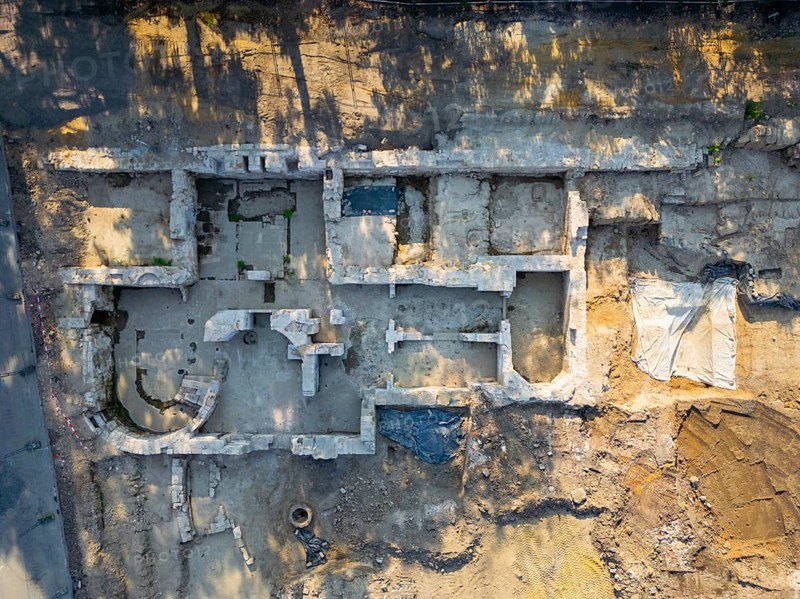 Since mid-June, a 9-strong team from the Saxony State Office for Archaeology has been investigating the areas next to the demolished Robotron building that remained undeveloped after 1945. This measure has become necessary because a new residential area with underground car parks is being built here and the construction work for the new buildings would irretrievably destroy the archaeology still preserved in the ground. In the process, building structures and cellars from the 18th century to 1945, four presumably late medieval / early modern house cellar pits and a still undated building floor plan of a predecessor development, which was probably abandoned around 1600 or a little later, cultural layers from the High Middle Ages, 16th and 18th centuries were found., Excavations, Dresden, Saxony, Germany, Europe