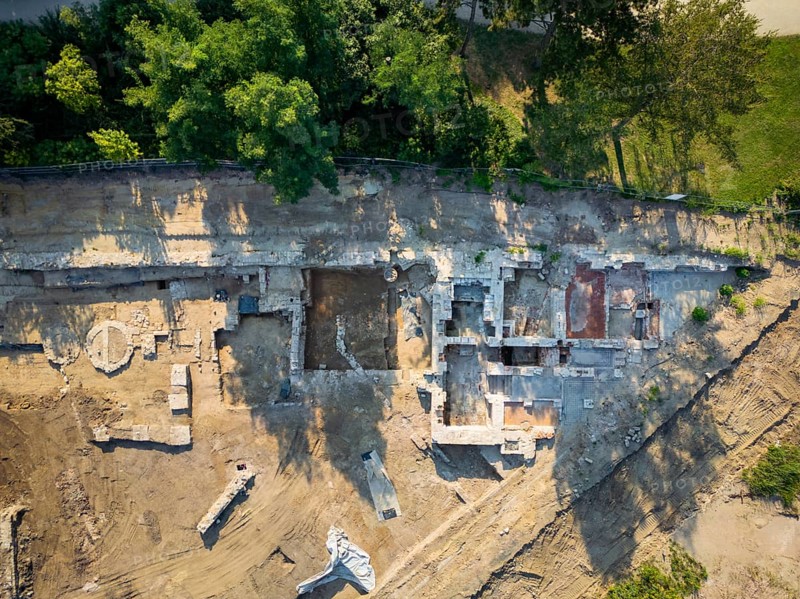 Since mid-June, a 9-strong team from the Saxony State Office for Archaeology has been investigating the areas next to the demolished Robotron building that remained undeveloped after 1945. This measure has become necessary because a new residential area with underground car parks is being built here and the construction work for the new buildings would irretrievably destroy the archaeology still preserved in the ground. In the process, building structures and cellars from the 18th century to 1945, four presumably late medieval / early modern house cellar pits and a still undated building floor plan of a predecessor development, which was probably abandoned around 1600 or a little later, cultural layers from the High Middle Ages, 16th and 18th centuries were found., Excavations, Dresden, Saxony, Germany, Europe