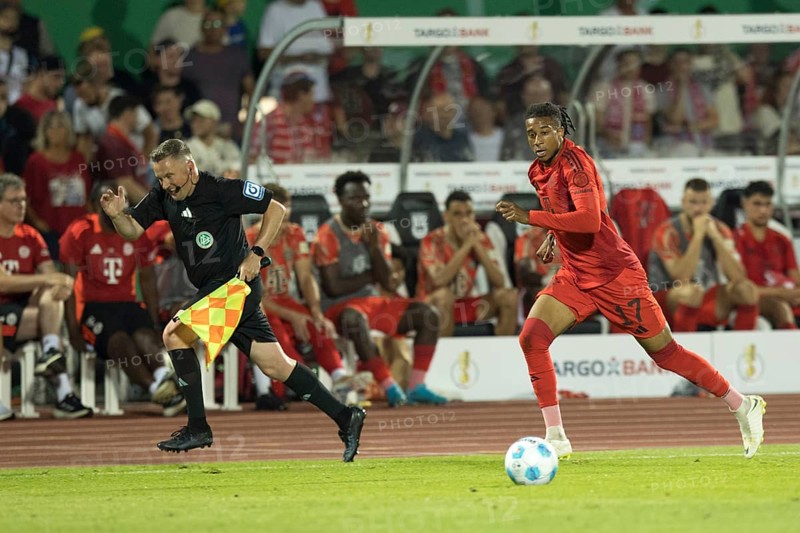 Football match, Michael Akpovie OLISE FC Bayern Munich right in a sprint on the ball, left linesman Sascha Thielert tries to keep up with the pace, football stadium Donaustadion, Ulm, Germany, Europe