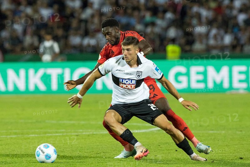 Football match, Semir TELALOVIC SSV Ulm on the ball, Alphonso Boyle DAVIES FC Bayern Munich tries to interfere with him from behind, Donaustadion football stadium, Ulm, Germany, Europe