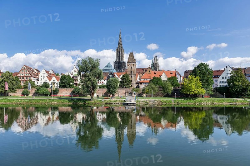 City view, Danube bank with historic old town, fishermens quarter, Metzgerturm and cathedral, Ulm, Baden-Württemberg, Germany, Europe