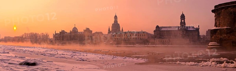 Dresden, morning fog over the Elbe. With temperatures as low as 20 degrees below zero, the Elbe offered a special natural spectacle in the winter of 2012
