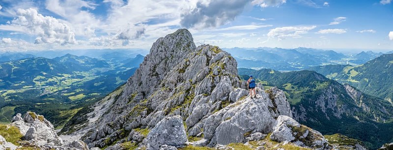 Mountaineer on a ridge path, traversing the Hackenköpfe, behind summit, Scheffauer, rocky mountains of the Kaisergebirge, Wilder Kaiser, Kitzbühler Alps, Tyrol, Austria, Europe