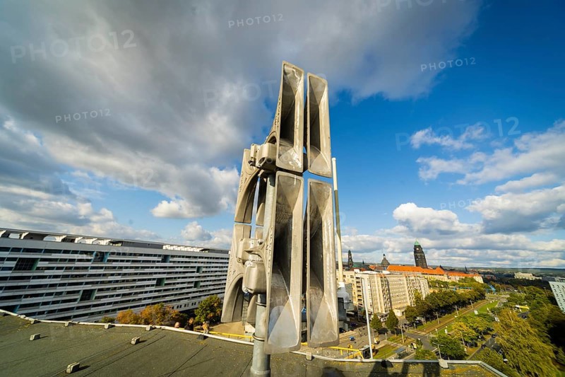 Siren system on a high-rise building in Dresden. It is used to warn the population quickly and effectively in exceptional dangerous situations and to inform them if necessary. Electronic sirens, which can emit both signal tones and voice announcements, are installed almost everywhere in the city. The siren signals are regulated uniformly in Saxony