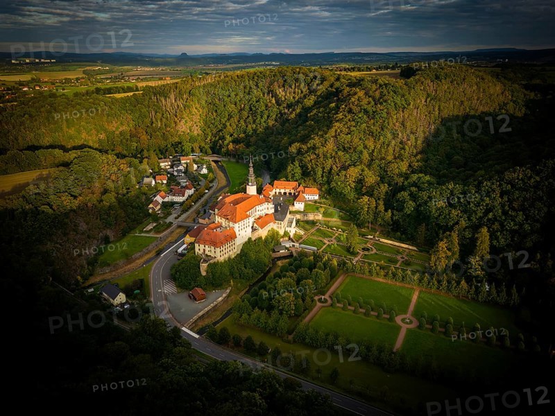 Weesenstein Castle rises on a rocky outcrop of nodular mica schist with quartzite inclusions above the valley of the Müglitz about 3 km south of Dohna in the district of Weesenstein in the municipality of Müglitztal