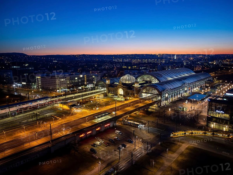 Central station at Wiener Platz. The new construction has been completed, the membrane roof of the main station has to be renewed in the meantime after defects