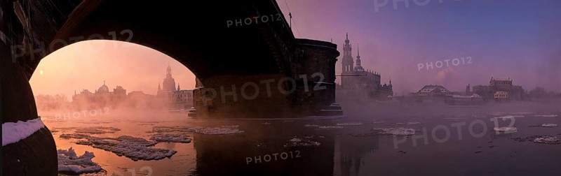 Dresden, morning fog over the Elbe. With temperatures as low as 20 degrees below zero, the Elbe offered a special natural spectacle in the winter of 2012