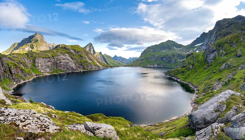 Mountain landscape with lake Tennesvatnet, at sunrise, Moskenesoya, Lofoten, Nordland, Norway, Europe
