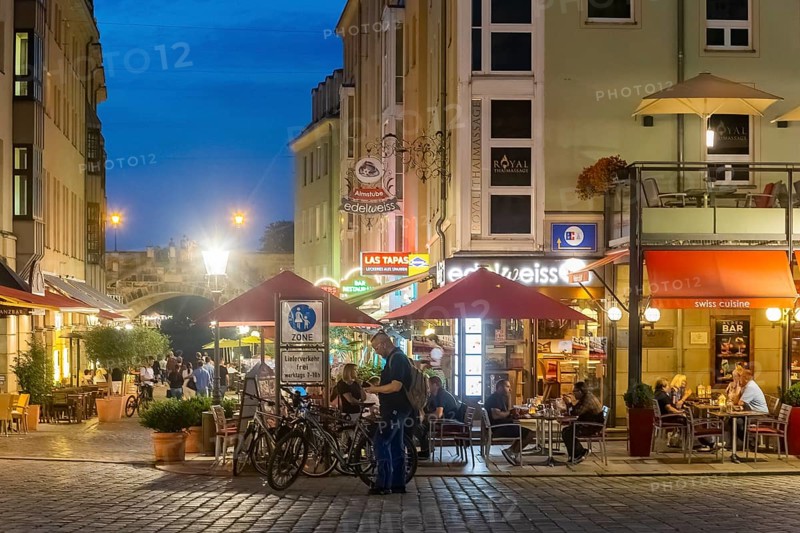 Outdoor gastronomy on Dresden's Neumarkt at the Church of Our Lady, thanks to the current Corona relaxations, some normality is returning to everyday tourist life. Here the Münzgasse