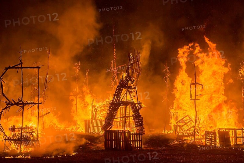 Grande Finale of the Travelling Theatre Festival on the Elbe Meadows
