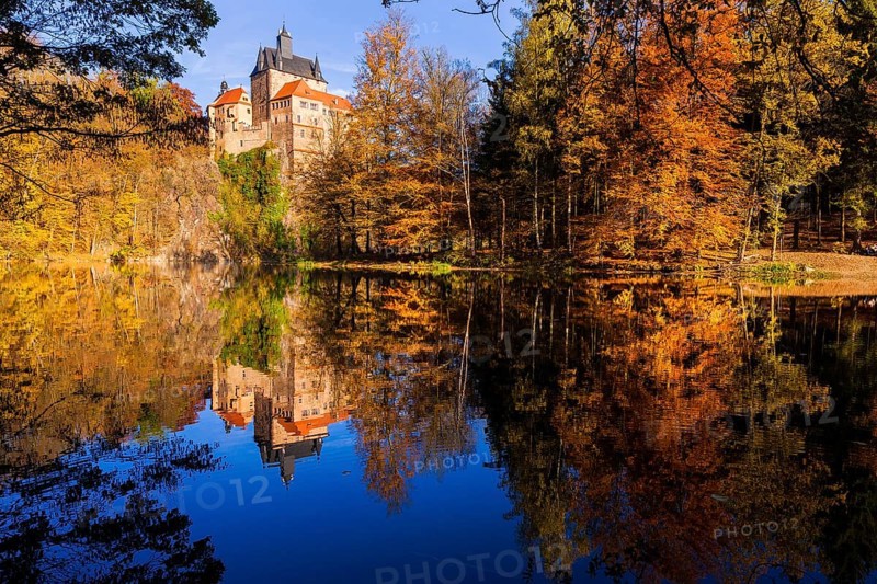 Kriebstein Castle rises on a steep rock above the Zschopau. Within the large group of hilltop castles, it embodies the type of mountain Spornburg: it lies on the outermost spur of a mountain spur around which the Zschopau flows in a wide curve on three sides