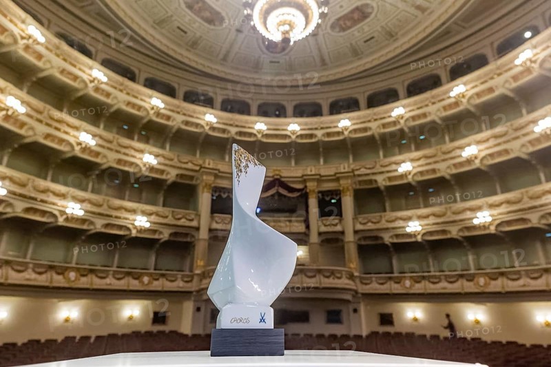 SemperOperaball is back! After a three-year break due to the pandemic, the Semper Opera will once again open its doors on 23 February 2024 for the most beautiful night of the year . Choros new prize of the Semopernball made of Meissen porcelain. The Choros is the new prize of the Semopernball made of Meissen porcelain