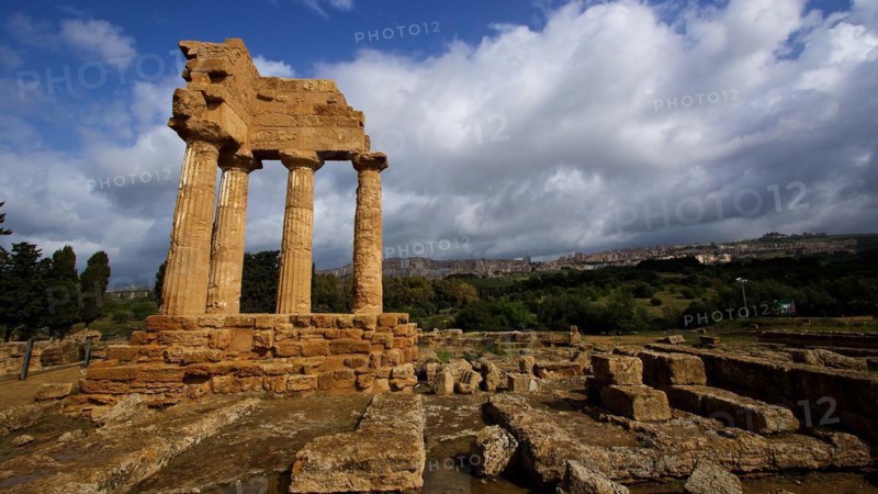 Columns, chapter, entablature, corner of a temple, post-thunderstorm atmosphere, temple of Dioscuri, valley of the temples, valle dei templi, Agrigento, Sicily, Italy, Europe