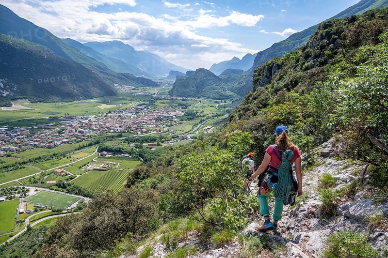 Climbers descending, multi-pitch climbing, Via la Bellezza della Venere, Garda Mountains, Arco, Trentino-Alto Adige, Italy, Europe