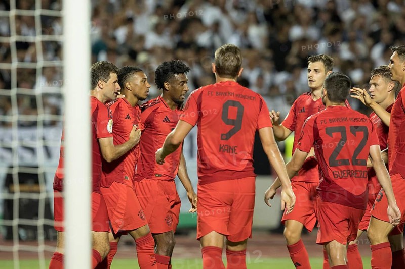 Football match, Kingsley COMAN FC Bayern Munich centre is celebrated by his team-mates after his goal to make it 3-0, Donaustadion football stadium, Ulm, Germany, Europe