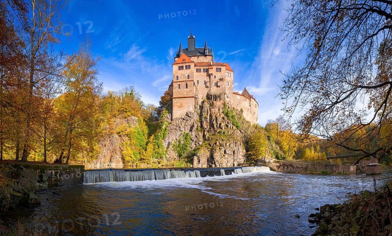 DEU Saxony Kriebstein Kriebstein Castle rises on a steep rock above the Zschopau. Within the large group of hilltop castles, it embodies the type of mountain Spornburg: it lies on the outermost spur of a mountain spur around which the Zschopau flows in a wide curve on three sides