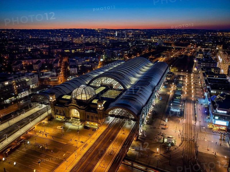Central station at Wiener Platz. The new construction has been completed, the membrane roof of the main station has to be renewed in the meantime after defects