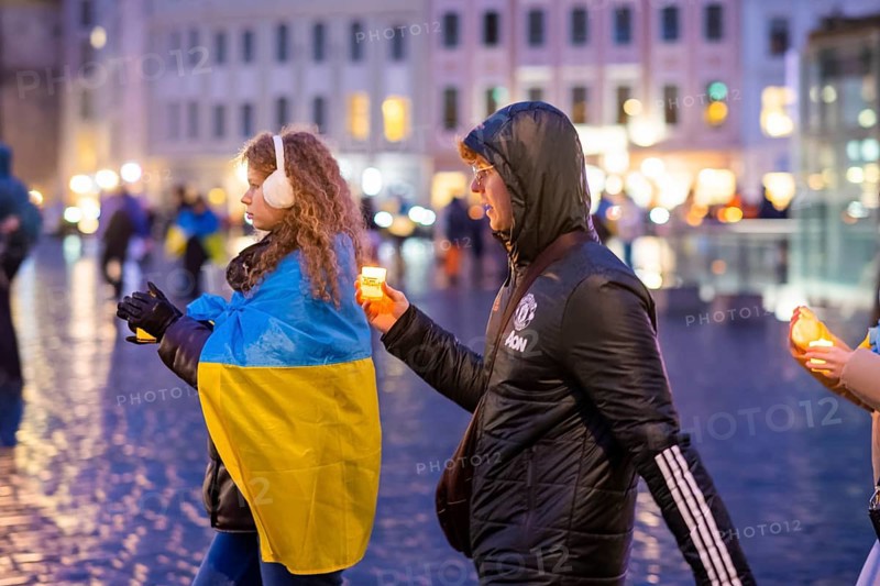 On the first anniversary of the Russian invasion of Ukraine, a large solidarity rally of Dresdeners with numerous Ukrainian refugees took place on Neumarkt in front of the Church of Our Lady. At the end, all participants came together to form a large chain of lights