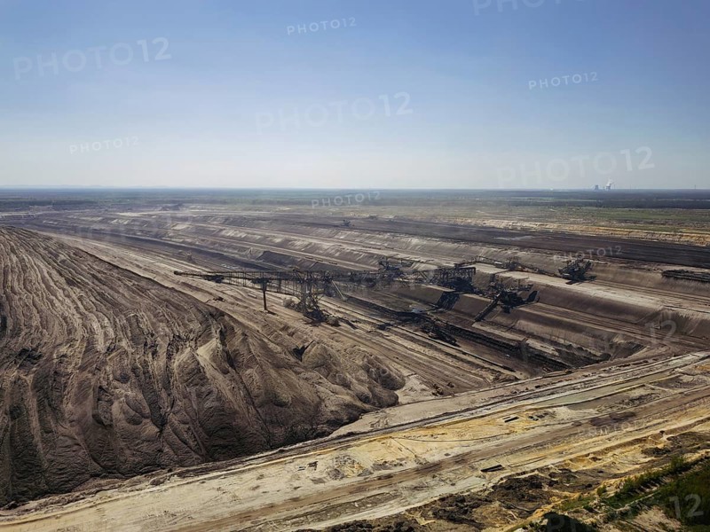 The Nochten open-cast mine (Upper Sorbian: Wochoo¾anska jama) is an open-cast lignite mine in northern Upper Lusatia operated by Lausitz Energie Bergbau AG (LEAG) . Up to 18 million tonnes of lignite are extracted per year in the Nochten opencast mine