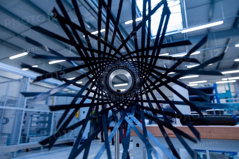 After only four months of construction, the high-tech start-up herone is moving into a new production hall at 24 7 Nordpark Dresden, pushing ahead with the series production of its customised thermoplastic fibre composite profiles for use in aerospace projects
