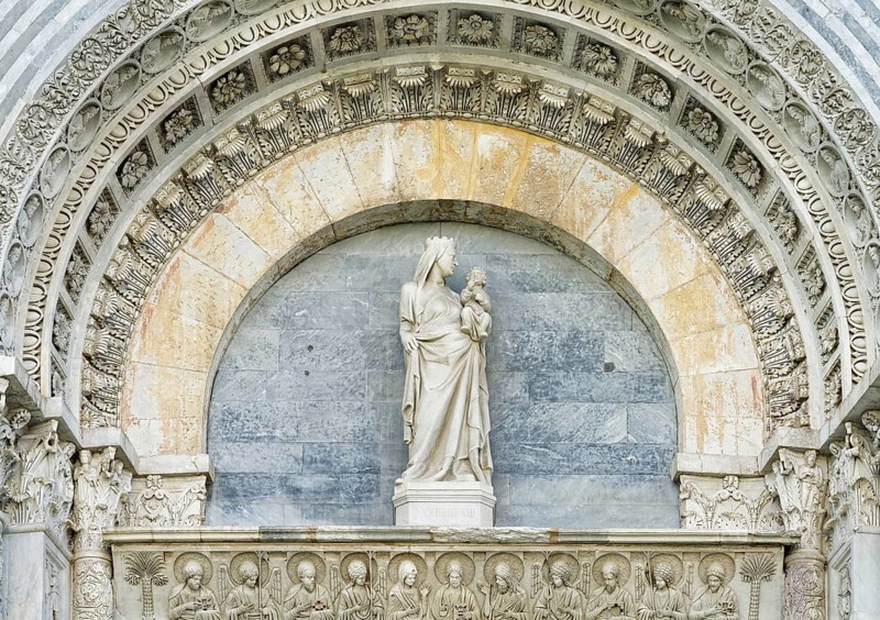 Madonna and Child, sculptor Giovanni Pisano, 1295, main portal lunette, Baptistery, Battistero di Pisa, Miracles Square, Piazza dei Miracoli also Campo dei Miracoli, Piazza del Duomo, Pisa, Tuscany, Italy, UNESCO World Heritage Site, Europe