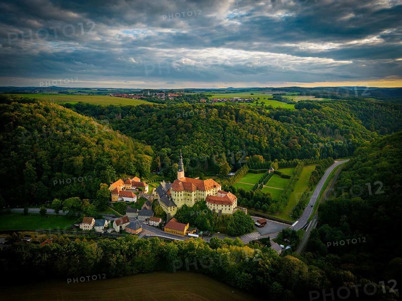Weesenstein Castle rises on a rocky outcrop of nodular mica schist with quartzite inclusions above the valley of the Müglitz about 3 km south of Dohna in the district of Weesenstein in the municipality of Müglitztal