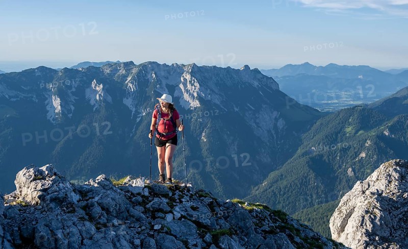 Mountaineer on a ridge path, traversing the Hackenköpfe, behind summit, Scheffauer, rocky mountains of the Kaisergebirge, Wilder Kaiser, Kitzbühler Alps, Tyrol, Austria, Europe