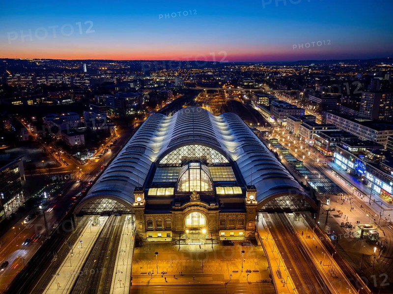 Central station at Wiener Platz. The new construction has been completed, the membrane roof of the main station has to be renewed in the meantime after defects