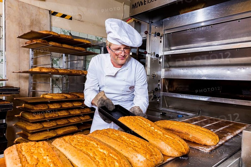 Erzgebirge Christmas stollen, there is also a stollen tradition in the Erzgebirge, the typical Christmas pastry comes, for example, from the Sauer bakery in Pretzschndorf in the Erzgebirge