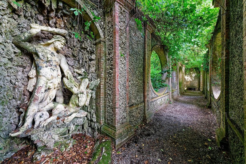 Heracles slays the dragon Ladon, sculpture in front of a bridge, Rococo, park or garden, Villa Garzoni, Giardino Garzoni, Collodi, Pescia, province Pistoia, Tuscany, Italy, Europe