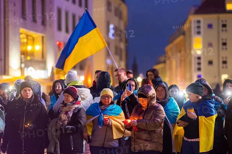 On the first anniversary of the Russian invasion of Ukraine, a large solidarity rally of Dresdeners with numerous Ukrainian refugees took place on Neumarkt in front of the Church of Our Lady. At the end, all participants came together to form a large chain of lights