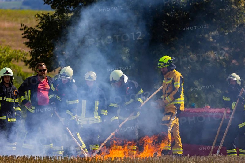 During controlled field fires, the firefighters were able to test various extinguishing methods, from the swatter to the jet pipe