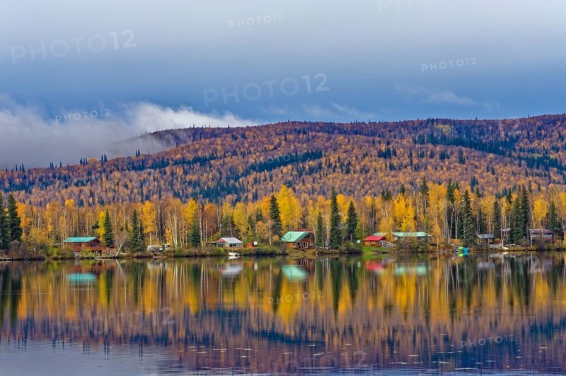 Birch Lake with weekend cottage, Richardson Highway, reflections, autumn, intense colouring, Central Alaska, Alaska, USA, North America