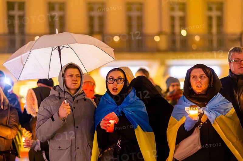 On the first anniversary of the Russian invasion of Ukraine, a large solidarity rally of Dresdeners with numerous Ukrainian refugees took place on Neumarkt in front of the Church of Our Lady. At the end, all participants came together to form a large chain of lights