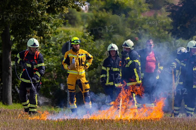 During controlled field fires, the firefighters were able to test various extinguishing methods, from the swatter to the jet pipe