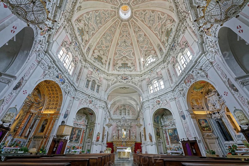 Central room with dome, stuccoes by Domenico Beltramelli, Madonna del Popolo, Baroque, Cherasco, Province of Cuneo, Langhe, Piedmont, Italy, Europe