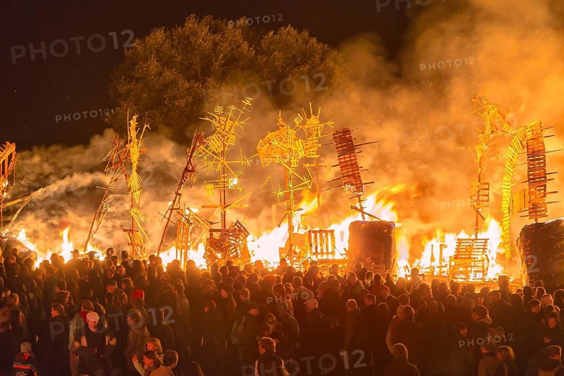 Grand finale of the travelling theatre festival on the Elbe meadows