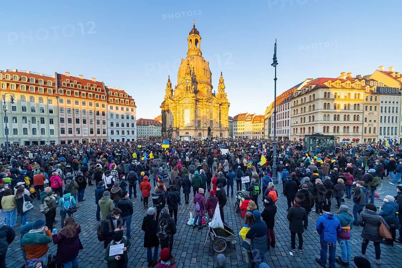 In Dresden, about 3, 000 people gathered on Neumarkt in front of the Church of Our Lady. On posters and banners they demanded, among other things, Stop the War and Freedom for Ukraine and expressed their solidarity with the people in Ukraine