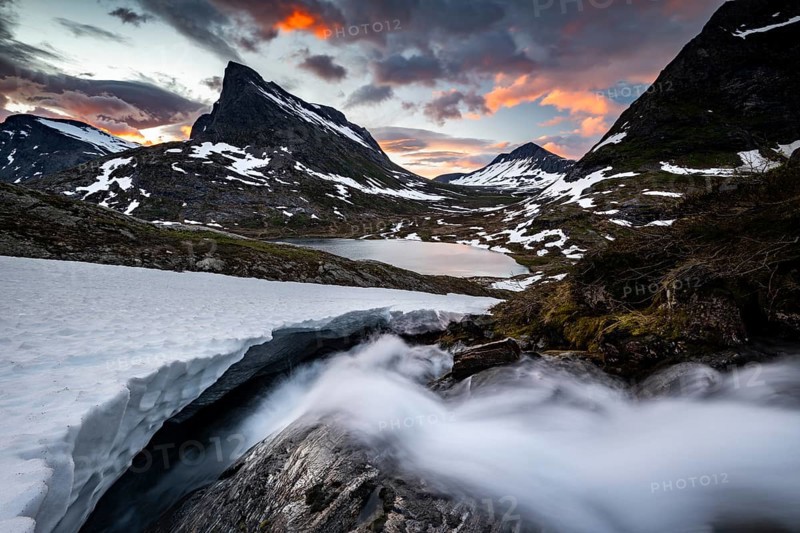 View of Alnesdalen valley at sunrise, Stigbotthornet mountain, Alnesvatnet lake, Reinheimen National Park, More og Romsdal, Norway, Europe