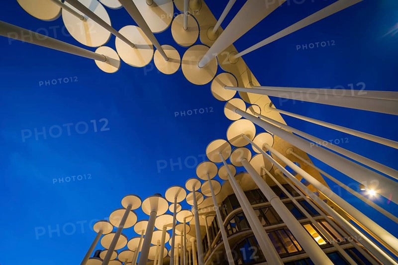 SAB Forum, designed by London-based architects ACME, 165 million euros. The Forum is a column garden in front of the SAB, consisting of 159 columns with a height of around 20 m. There are a further 92 columns on the building itself, 68 of which are free-standing and 24 of which penetrate the building. The columns are used as sun protection, partly for smoke extraction from the underground car park and as a design element