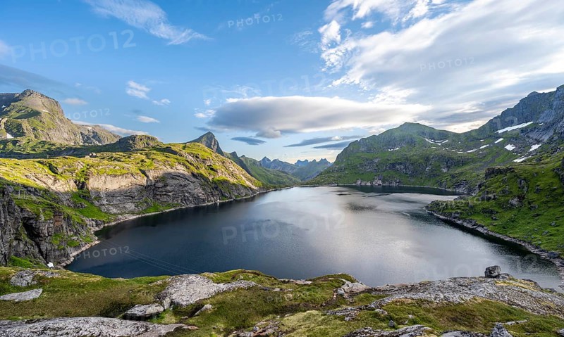 Mountain landscape with lake Tennesvatnet, at sunrise, Moskenesoya, Lofoten, Nordland, Norway, Europe