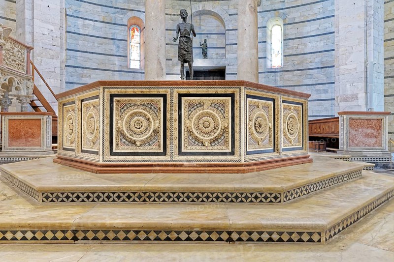Baptismal fountain, sculptor Guido Bigarelli, 1246, Romanesque, Baptistery, Battistero di Pisa, Miracles Square, Piazza dei Miracoli also Campo dei Miracoli, Piazza del Duomo, Pisa, Tuscany, Italy, UNESCO World Heritage Site, Europe